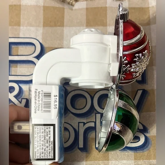 Ornament Wallflower Plug - Bath and Body Works - Picture 2 of 2